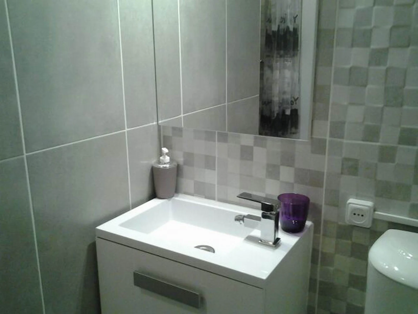 Wastafel in de badkamer van het appartement