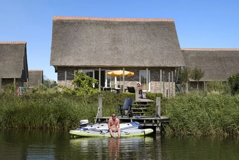 Eigen steiger aan het water bij BeachVilla Makkum