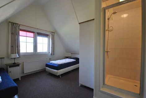 Slaapkamer met twee bedden in BeachVilla Makkum