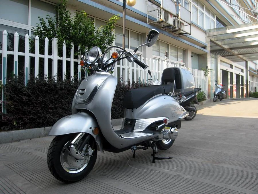 Zilverkleurige retroscooter
