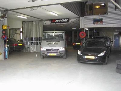 Auto’s in de werkplaats van Veencars