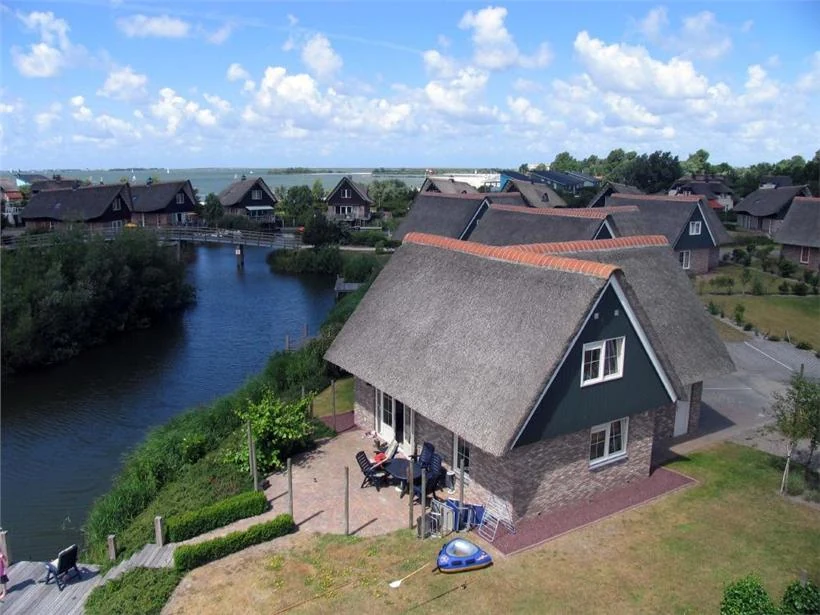 BeachVilla Makkum met terras aan het water