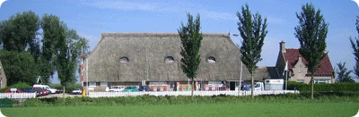 De rietgedekte boerderij van Veencars in Vrouwenparochie