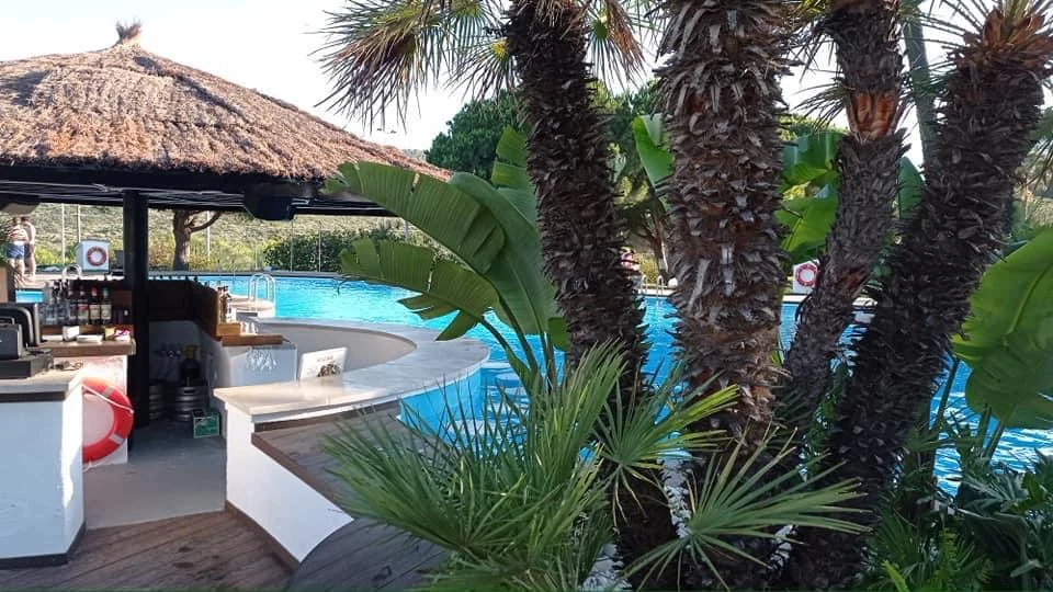 Terras bij het zwembad in Font Nova