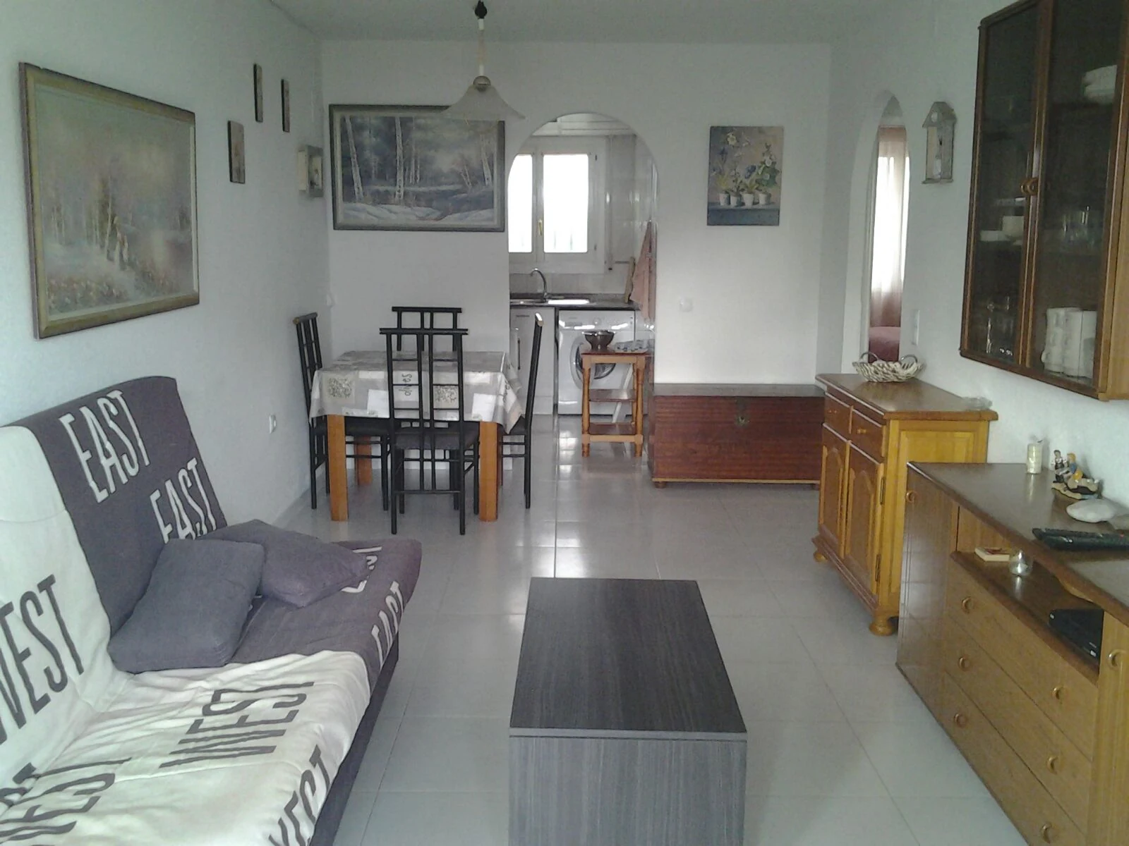 Woonkamer met eethoek in het appartement