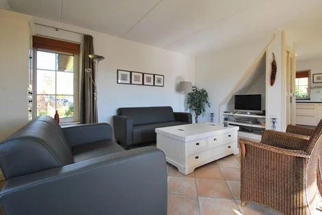 Zithoek met open haard in BeachVilla Makkum