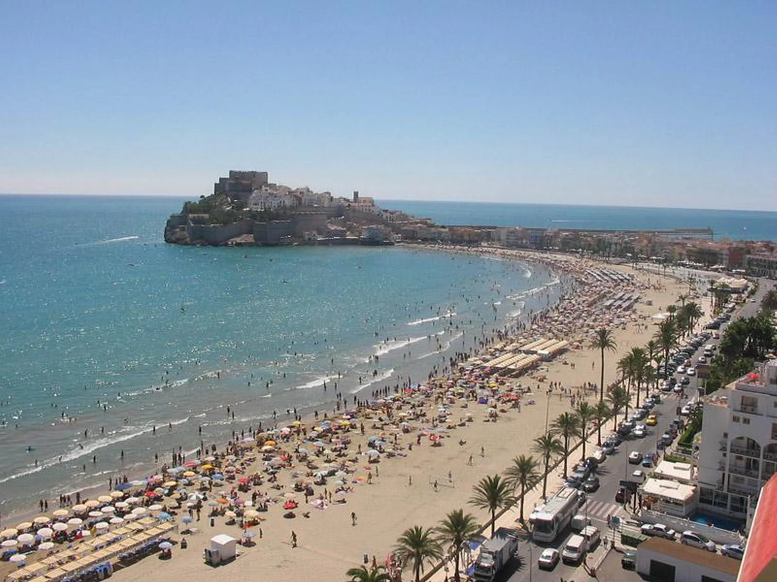Het grote strand en de oude stad van Peñíscola