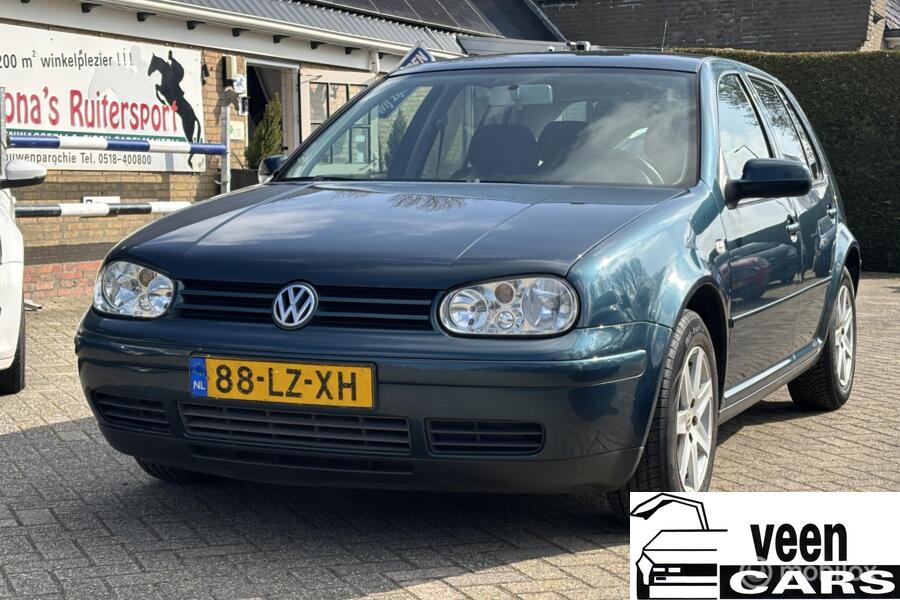 Een Volkswagen Golf gefotografeerd bij Veencars in Vrouwenparochie